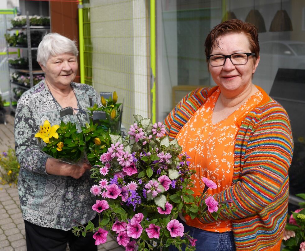 Sissel Olsen (til venstre) og Bjørg Olsen på butikken «Blomsterpia» gleder seg over solskinnet, og har et godt utvalg av blomster utendørs.
 Foto: Geir Johansen
