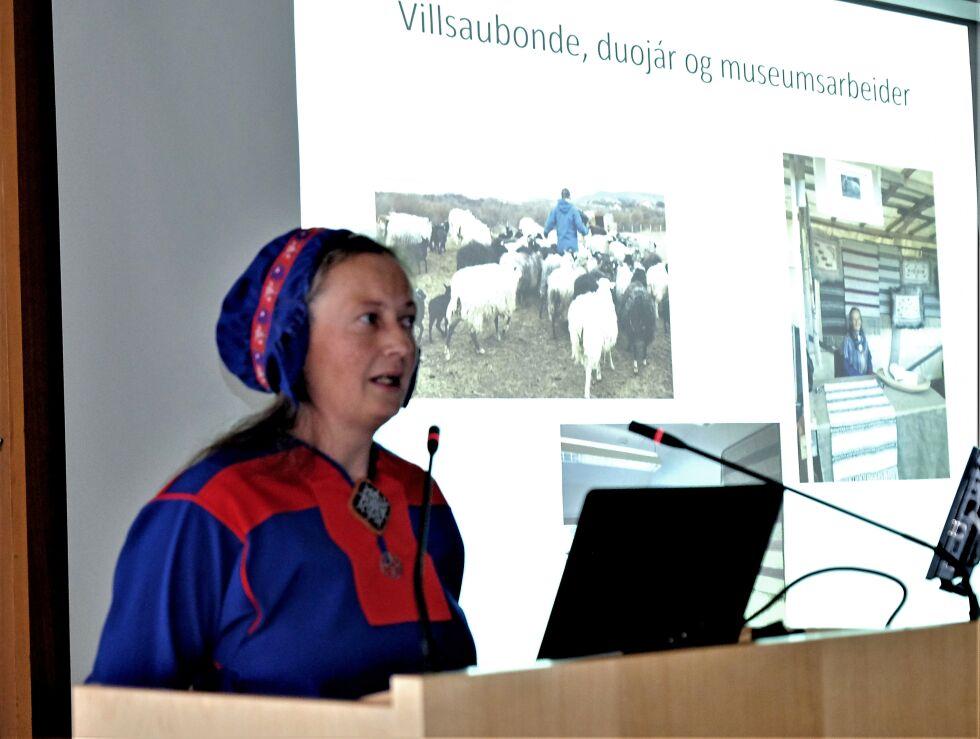 Kon­ser­va­tor og for­mid­ler Jo­runn Jern­slett­en ved Var­an­ger Sam­iske Muse­um/Várjjat Sámi Musea orien­ter­te om bru­ken av kof­ta i Nes­se­by gjen­nom 100 år.
 Foto: Bjørn Hildonen