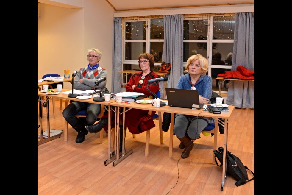 Mathis Nilsen Eira, Máret Guhttor og Marit Kirsten Anti Gaup argumenterte hardt for at FeFo må la Sametinget behandle saken ad FeFos avgjørelse om ja til driftskonsesjon til Nussir.
 Foto: Lars Birger Persen