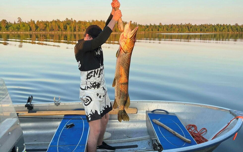 Adrian måtte hoppe etter gjedda da snøret røyk ved snella, og han fikk da tak i snøret og dro fisken inn for hånd.
 Foto: Hanne Tove Eike