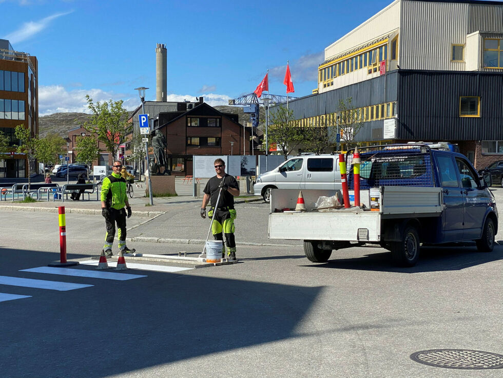 Her ser vi Ronny Olsen til venstre i bilde, den andre er Espen Abrahamsen, begge fagarbeidere på vei- avdelingen teknisk drift i Sør-Varanger kommune male ved forgjengeroverganger ved torget i krysset Parkveien-Kielland Torkildsens gate. Foto: Hallgeir Henriksen
 Foto: Hallgeir Henriksen