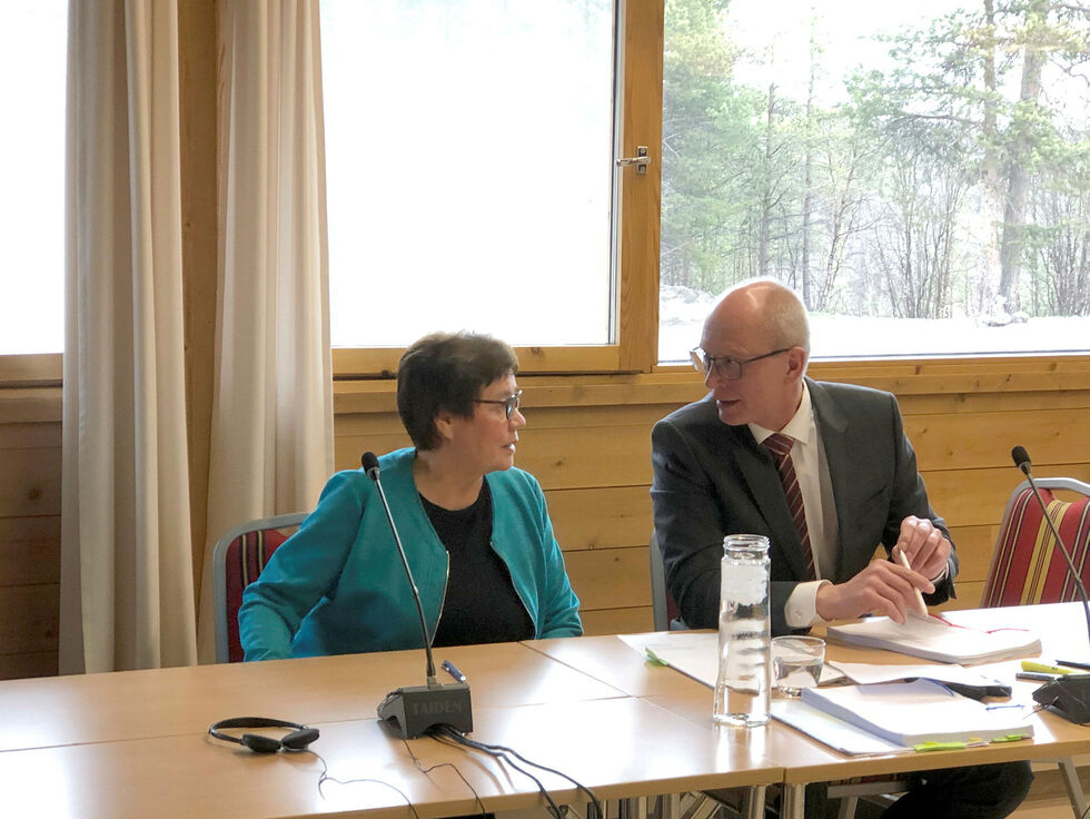 Marit Guttorm Graven sammen med Guttorm-familiens advokat Gisle Loso. Den rettskraftige dommen i gammesaken får konsekvenser for alle lignende saker i Finnmark.
 Foto: Stein Torger Svala