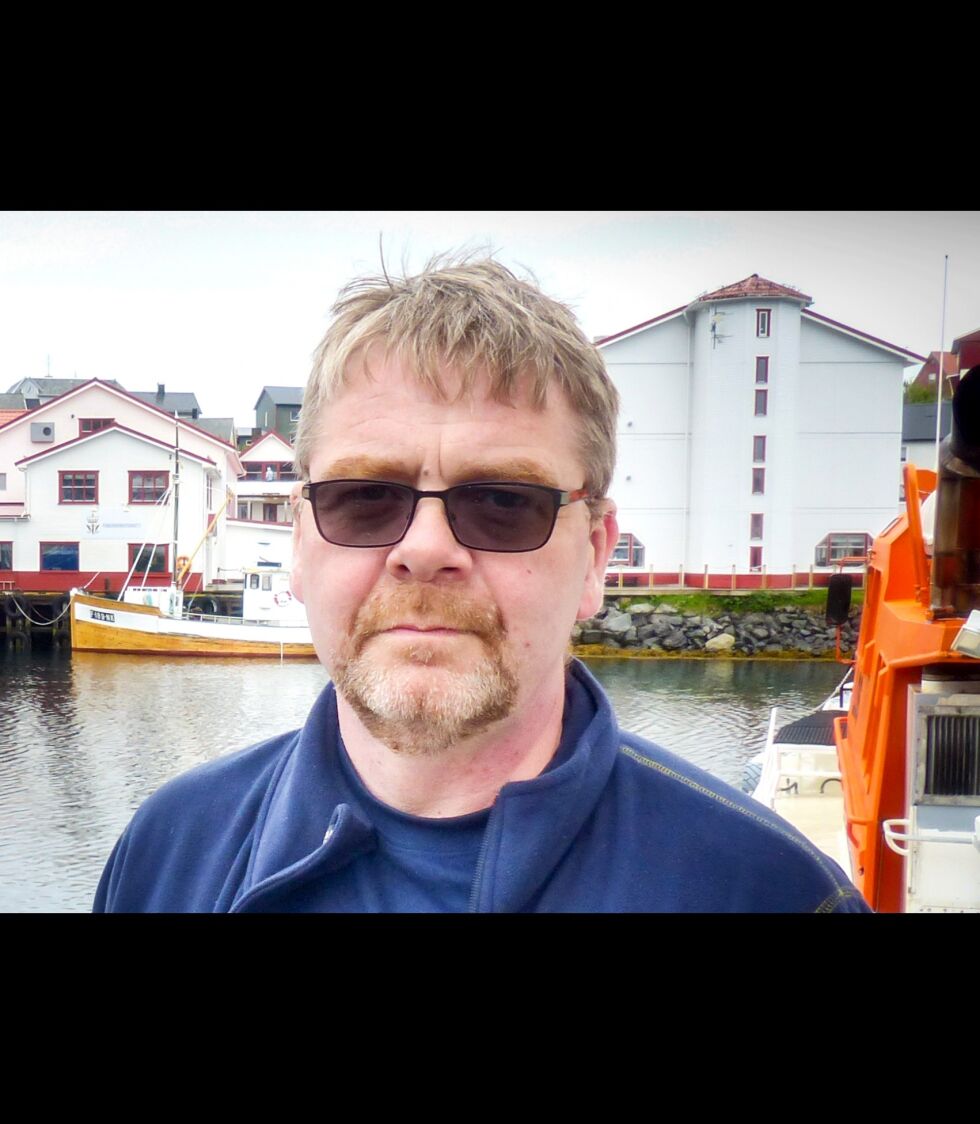 Roger Hansen i Nordkapp AP reagerer imot det han oppfatter som «skjult» filming fra Nordkapp Senterparti under et folkemøte i regi av Nordkapp menighetsråd. Han karakteriserer fremgangsmåten som både ufin og uredelig.
 Foto: Geir Johansen