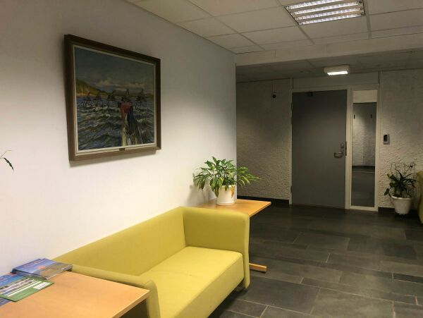 Satt med en ølboks i hånda i rådhuslobbyen og truet en kommunalt ansatt