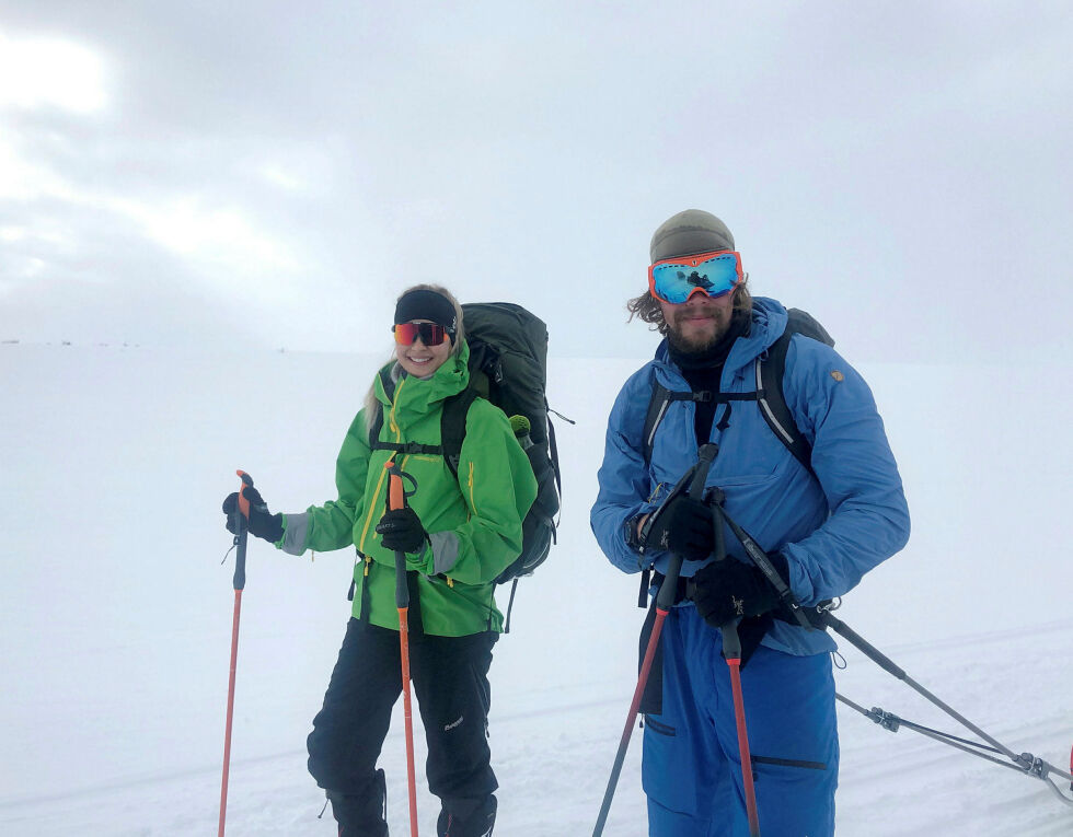 Turistene kom seint inn i Karasjok, og fjellstuebøkene viser at lokalbefolkningen var store brukere av disse stedene. Her har Guro Steffensen fra Karasjok og Ole Alver fra Vesterålen passert midten av det store vannet Iešjávre på vei mot en av fjellstuene.
 Foto: Stein Torger Svala