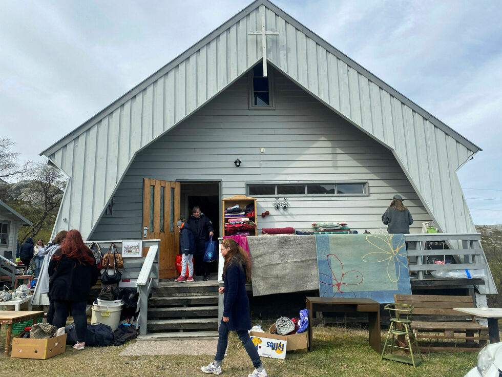 For mange tiår siden bygde pinsebevegelsen kirke i Grasbakken i Nesseby kommune. For lenge siden sluttet pinsevennene å ha møter, og solgte kirka til bygdefolket for 75.000 kroner.
 Foto: Thor Thrane