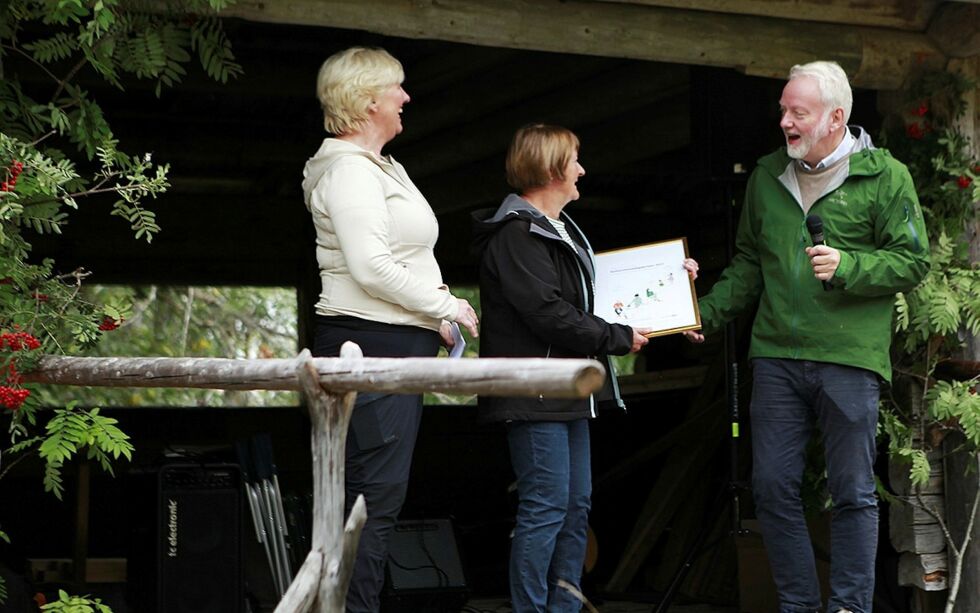 Styreleder Jørn Holme i Kulturvernforbundet delte ut prisen til fjorårets vinner på Finnskogen natur- og kulturpark.
 Foto: Pressebilde