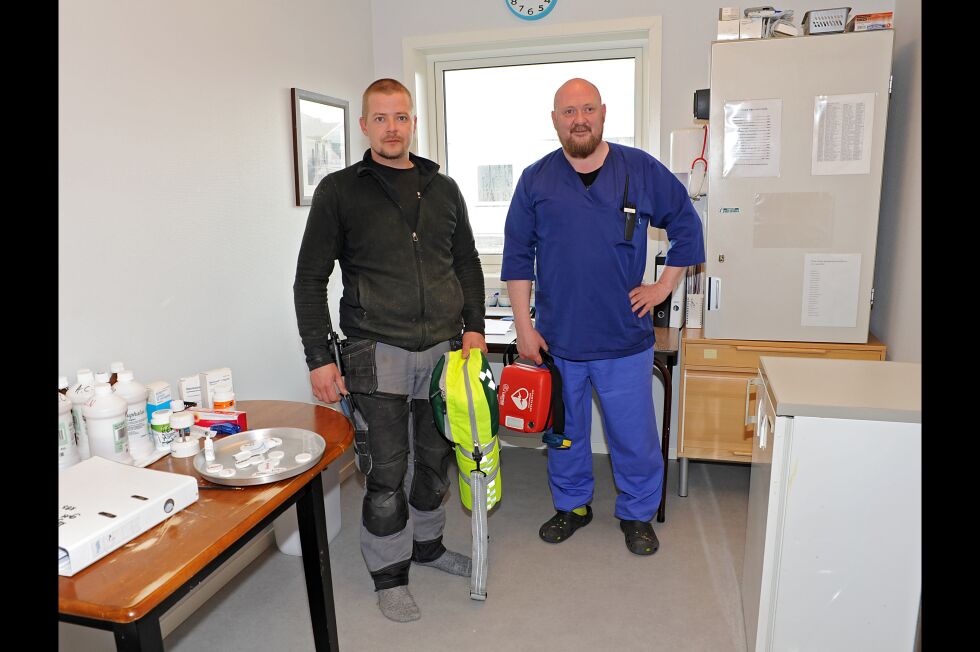 Fredrik Snellman og Morten Sætrum har hjertestarteren klar. De, og to andre, er klare til å hjelpe inntil ambulansen kommer.
 Foto: Hannah Persen