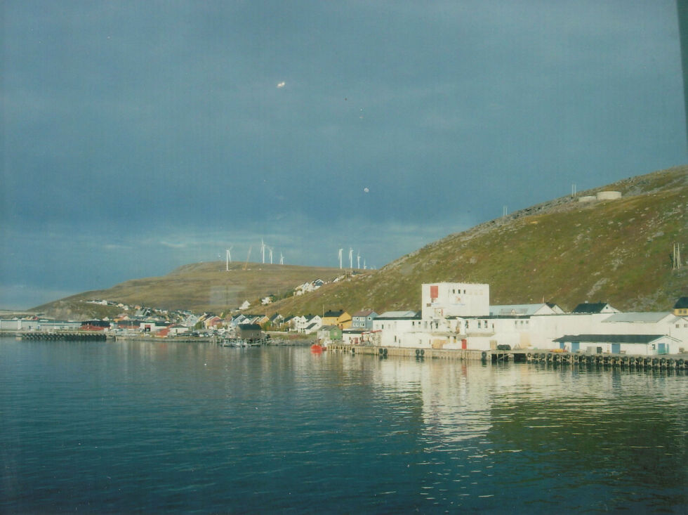 Vindkraftanlegget på den 285 meter høye Havøygavlen stiger høyt over bebyggelsen i Havøysund i Måsøy kommune.
 Foto: John Gustavsen