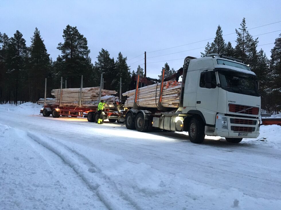 Før nyttår gikk pasviktømmeret med lastefrakt til Kjøllefjord for å bli fiskehjell, snart kan tilreisende, turister og de beboende i Kjøllefjord nyte synet av det som kan bli ett av Finnmarks største monument.
 Foto: Privat