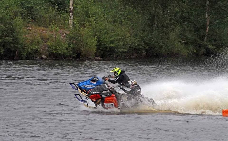 Morten Blien (lengst fra kamera) distanserer finnen Olli Magga som ble nummer to i vanncrossløpet i Tervola i Finland i helga.
 Foto: Privat