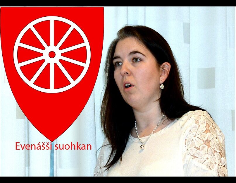 Kommunevåpenet til Evenes er et hjul. Det symboliserer ikke at samiske saker ruller fort gjennom administrativt og politisk nivå. 
Sesilja Viksund (H) tiltrådte 1. august og blir ordføreren som bryter målsnora for de samiske stedsnavnene, etter at hennes to forgjengere ikke gjorde det. Samisk navn på kommunen, Evenášši suohkan - Evenes kommune, er et av forslagene som ligger i saken.
 Foto: OG MONTASJE: Steinar Solaas