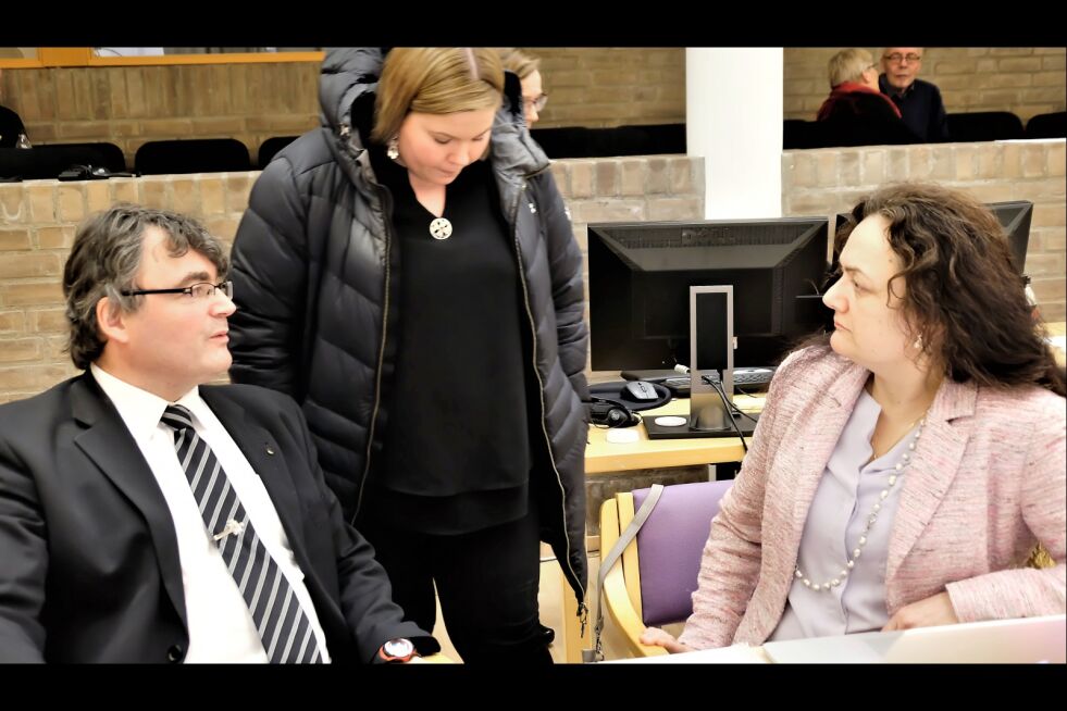 - Vi i Arbeiderpartiet er ikke sikker på at det å undertegne på ny eieravtale for Innovasjon Norge, sikrer hjelp til å utvikle Finnmark videre, sier fylkestingsrepresentant Sylvi Jane Husebye (til høyre). Til venstre Remi Strand og Hanne Iversen, begge Ap.
 Foto: Bjørn Hildonen