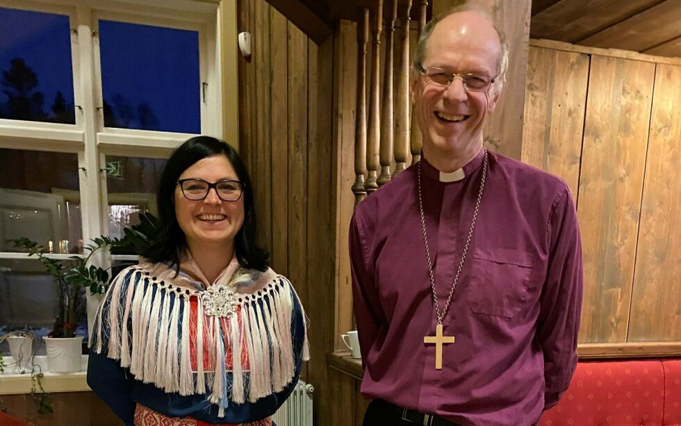 Biskop Olav Øygard ved Nord-Hålogaland bispedømme forteller at han er veldig glad for å dele kontorfellesskap med Samisk kirkeråd. Her står han sammen med Risten Turi Aleksandersen. Alle foto: Elin Wersland.