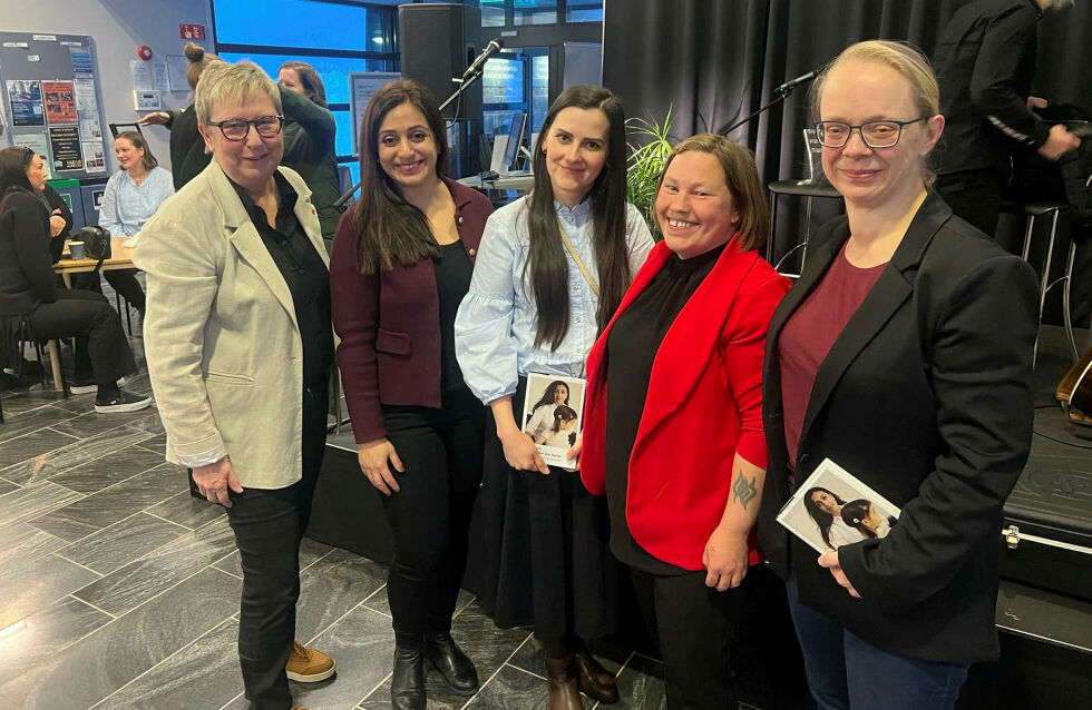 Ordfører Wenche Pedersen (fra venstre), stortingsrepresentant Hadia Tajik, Vic­to­ria Abielientseva fra Ukraina, varaordfører og arrangør Hanne Harila, samt kommuneoverlege Britt Larsen Mehmi var alle sentrale under markeringen av kvinnedagen i Vadsø lørdag.
 Foto: Privat