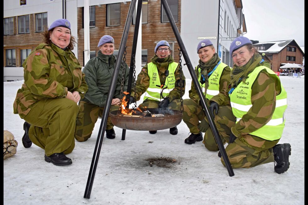 Siri Strømman, Helene Marie Grov, May Kristin Andersen, Vigdis Johansen og Nina Karin Skogan klare for innsats. Johansen og Skogan får seg en ekstra opplevelse i år, ved at de skal avslutte Finnmarksløpet med å dra til Alta og få med seg innkomsten for første gang.
 Foto: Birgitte Wisur Olsen