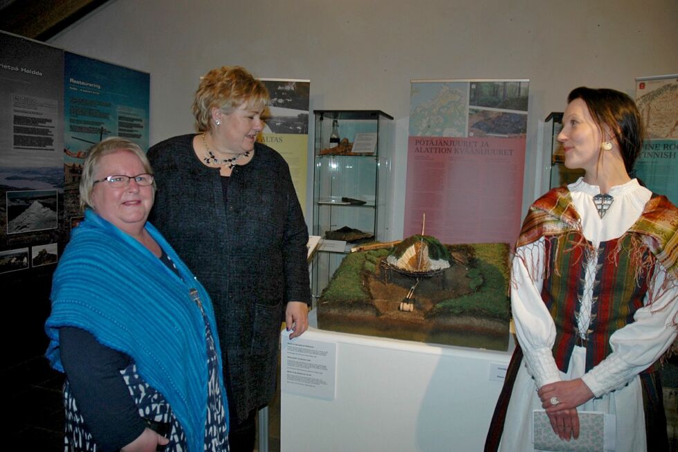 Leder Grete Alisa Nilima Monsen i Alta Kvenforening, statsminister Erna Solberg og leder i Norske Kveners forbund ser på modell av kvænsk tjæremile på Alta museum under arrangementet på kvendagen.
 Foto: Rita Heitmann