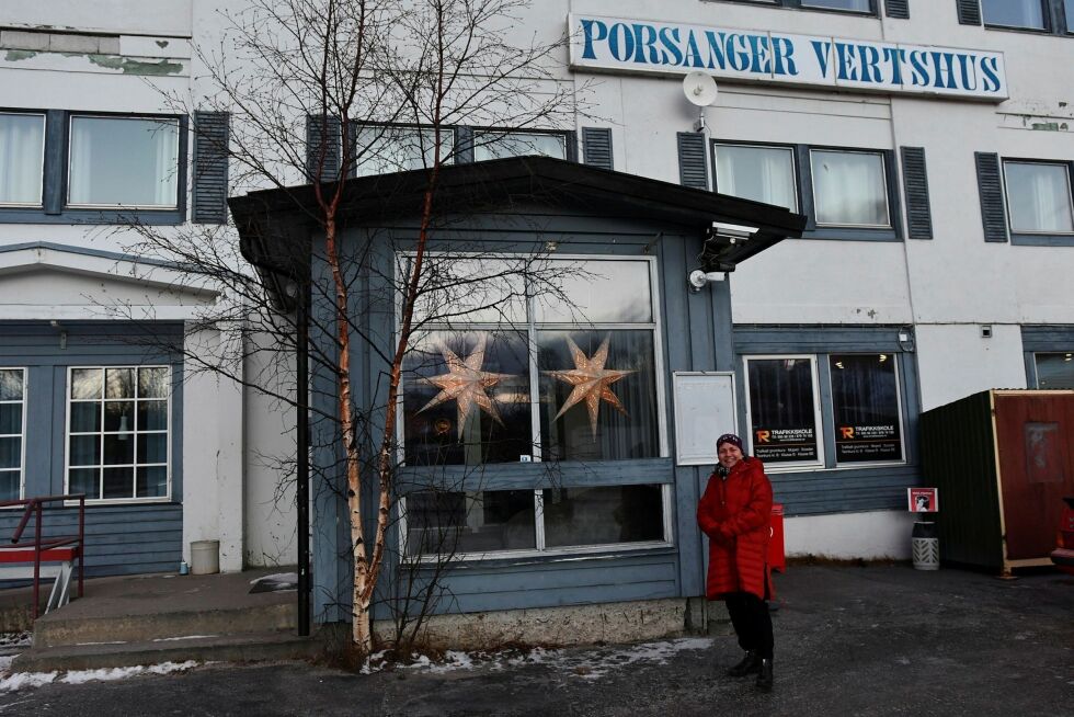 Her står Aina Borch foran hotellet som hun nylig har blir medeier i. Nå skapet navnevalget, Verdde Hotel Lakselv, debatt.
 Foto: Irene Andersen (Arkiv)