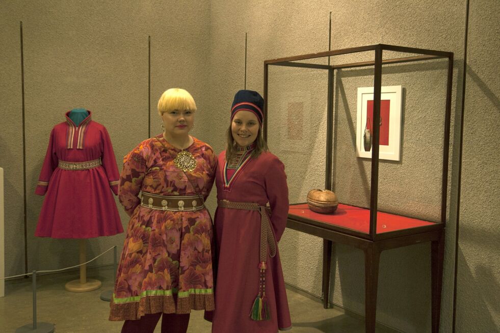 Mertethe Kuhmunen og Katarina Kielatis viser rundt i utstillingen.
Popuputstilling med studenter fra Samernas Utbildningscentrum på Nordensfjeldske Kunstidustrimuseum.
 Foto: Raisa Porsanger