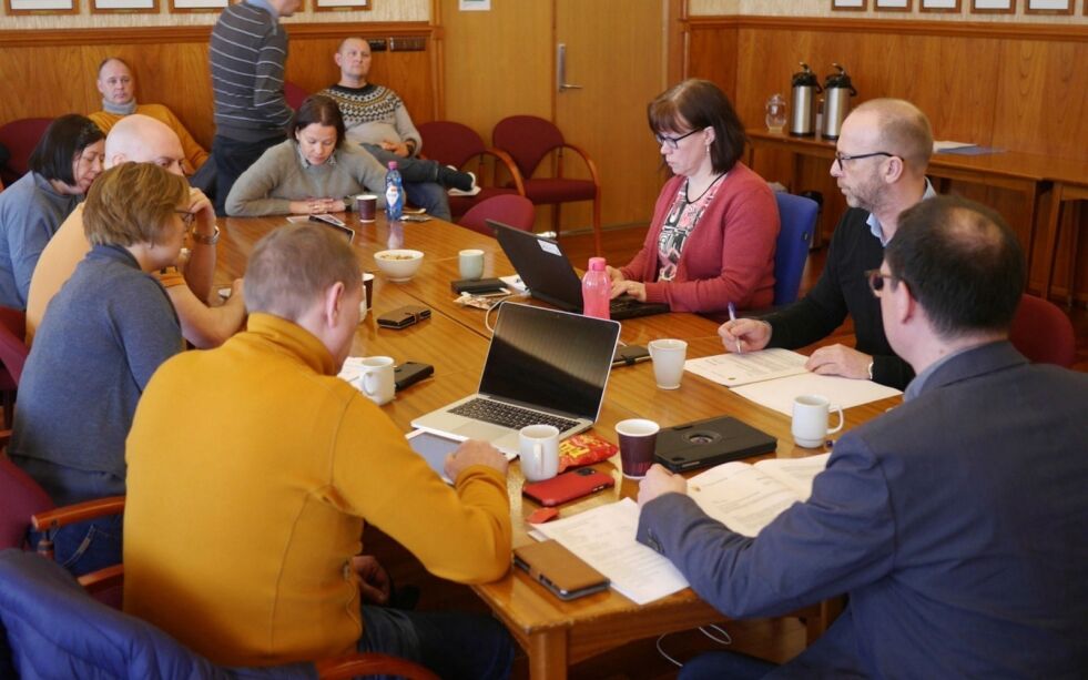 Formannskapet i Nordkapp vedtok tirsdag å opprettholde karantenereglene for folk som kommer reisende fra Sør-Norge; foreløpig til og med 20. april. Foto tatt før coronakrisen. I tirsdagens møte satt deltakerne med anbefalt avstand fra hverandre. ARKIVFOTO: GEIR JOHANSEN
