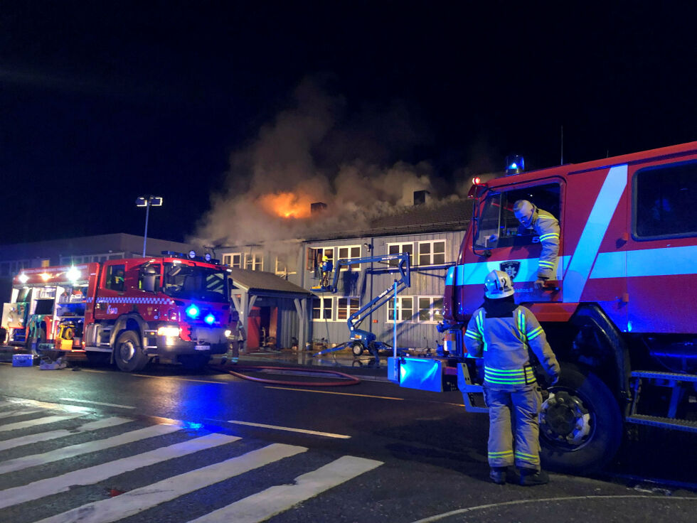 Nye statlige pålegg medfører at branntjenesten generelt må oppgraderes. Her fra brannen i det gamle rådhuset i Karasjok.
 Foto: Stein Torger Svala