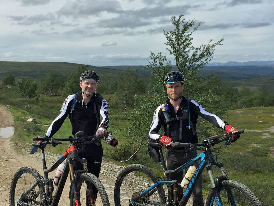 Tor Arne Boland og Steffen Lindner fra Lakselv er klar for Offroad Finnmark 700 km klassen. Her var de på langtur for å teste ut deler av traseen.
 Foto: Team 703 Luostejok kraftlag på Facebook