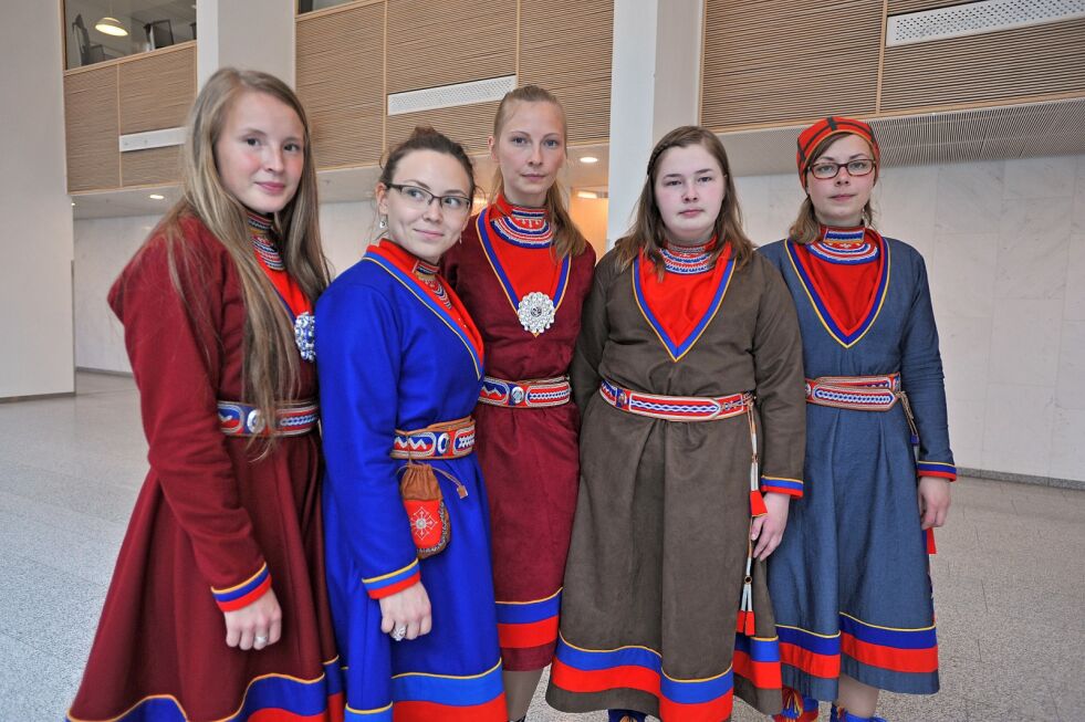Ungdom tilknyttet Voengelh-Njaarke reinbeitedistrikt.  
Fra venstre: Ina-Theres Sparrok, Lene Cecilia Sparrok, Sanna-Marja Utsi, Katja Elise Utsi og Elen Kristina Utsi.
 Foto: Erik Brenli