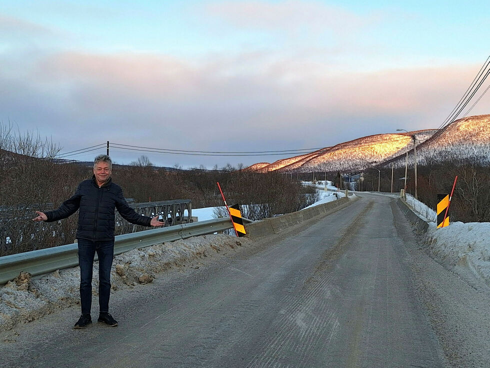Leder i Austertana bygdelag Fred Johnsen er glad for endelig å få på plass nye Basávžže bru.
 Foto: Torbjørn Monsen