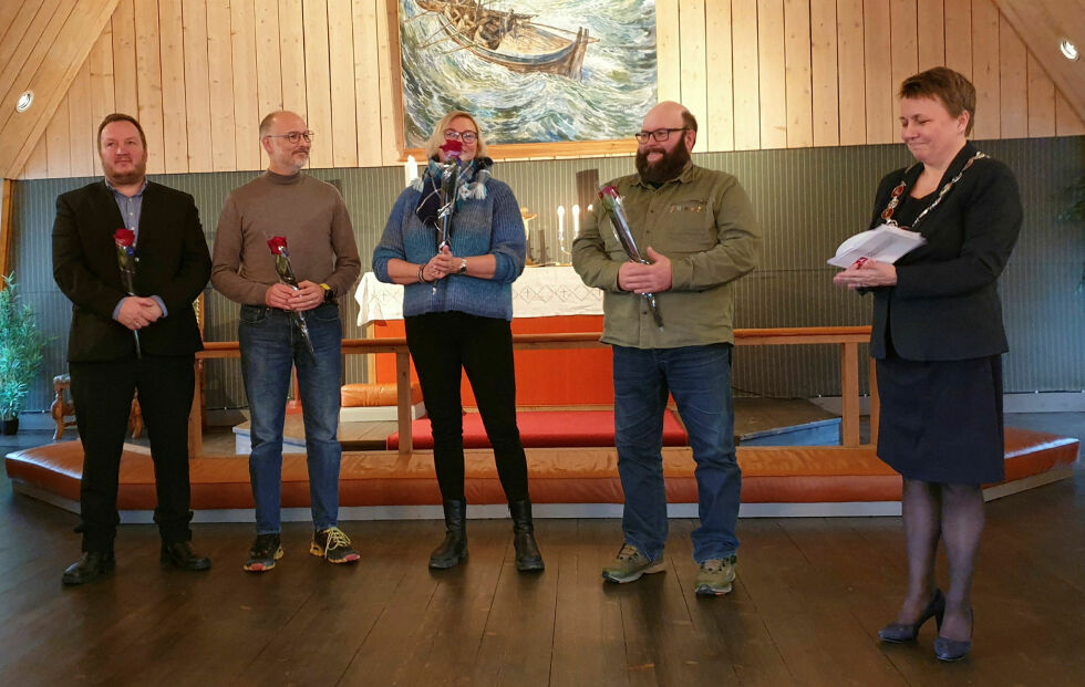 Sogneprest Arne Skare overrakte roser til kirketjener Marius Andersen og til de politikerne som var på gudstjenesten, fra venstre Roger Mjelde (Høyre), Anneli Naukkarinen (SV), Jon Nikolaisen (SP). Ordfører Aina Borch ser på.
 Foto: Asfrid Karlsen