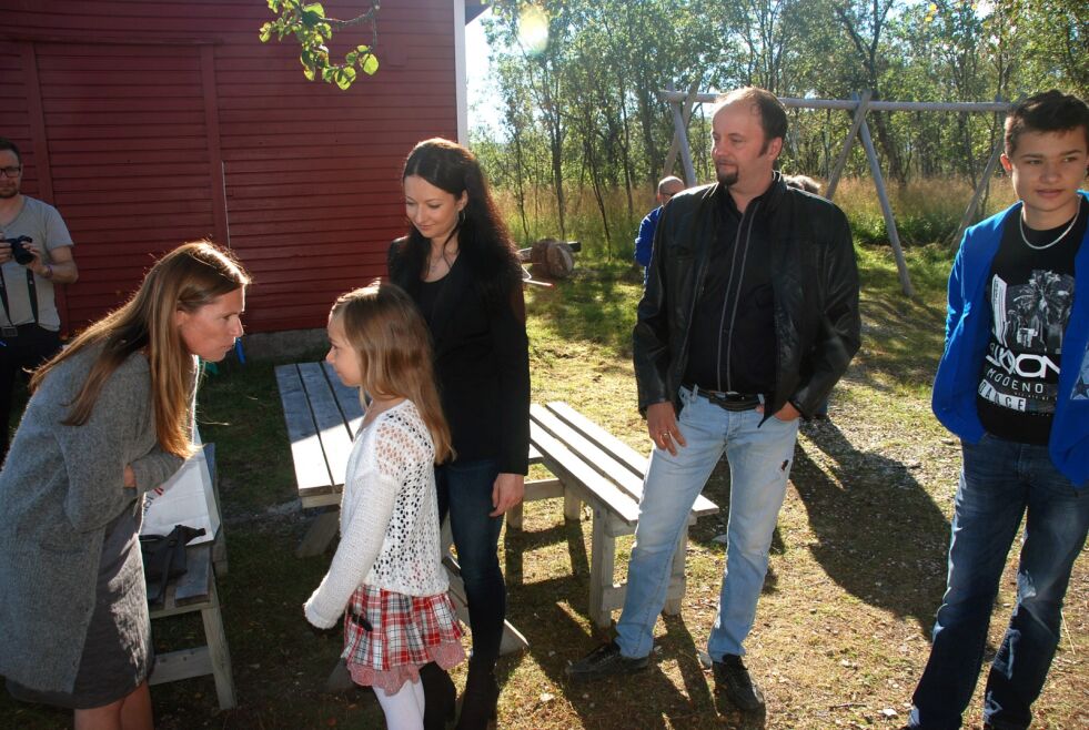 Ordfører Stine Akselsen i samtale med Samanta, Alma, Svein Lyder og Deividas.
 Foto: Helge Ovanger