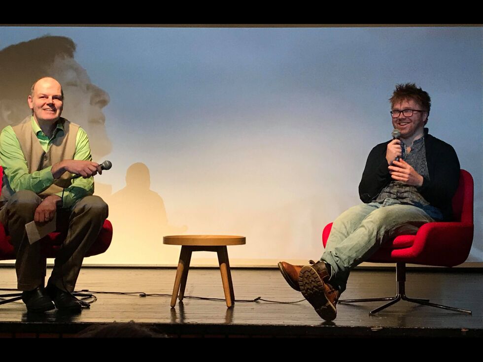 Kultursjef Andreas Hoffmann i samtale med regissøren Eilif Bremer Landsend i Kjøllefjord kino.
 Foto: Toril Svendsen