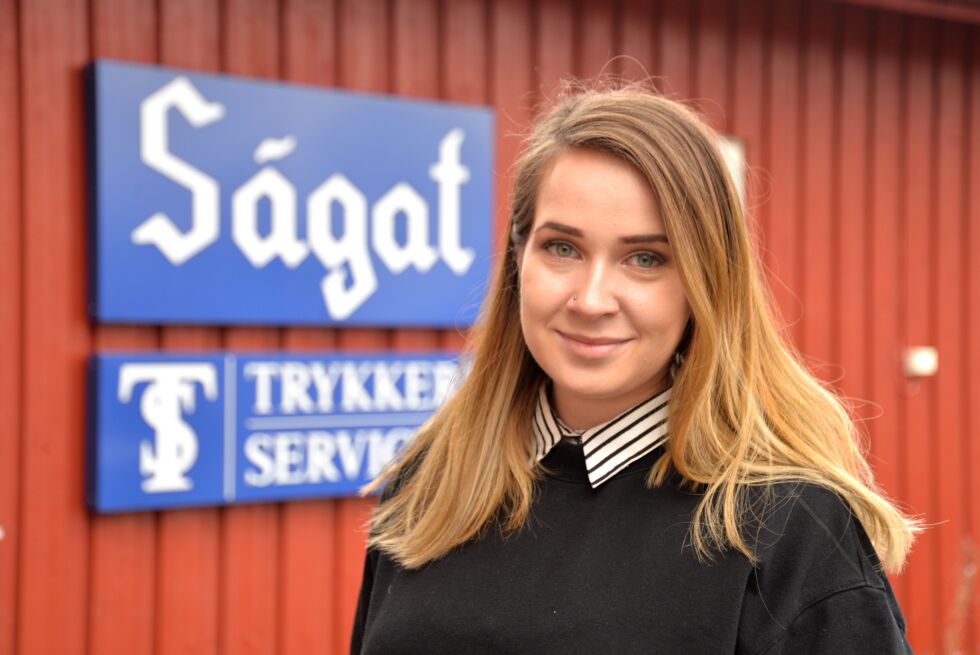 Anja Skogen er på plass i resepsjonen ved Ságats hovedkontoret i Lakselv, der hun hadde sin første arbeidsdag mandag.
 Foto: Sonja E. Andersen