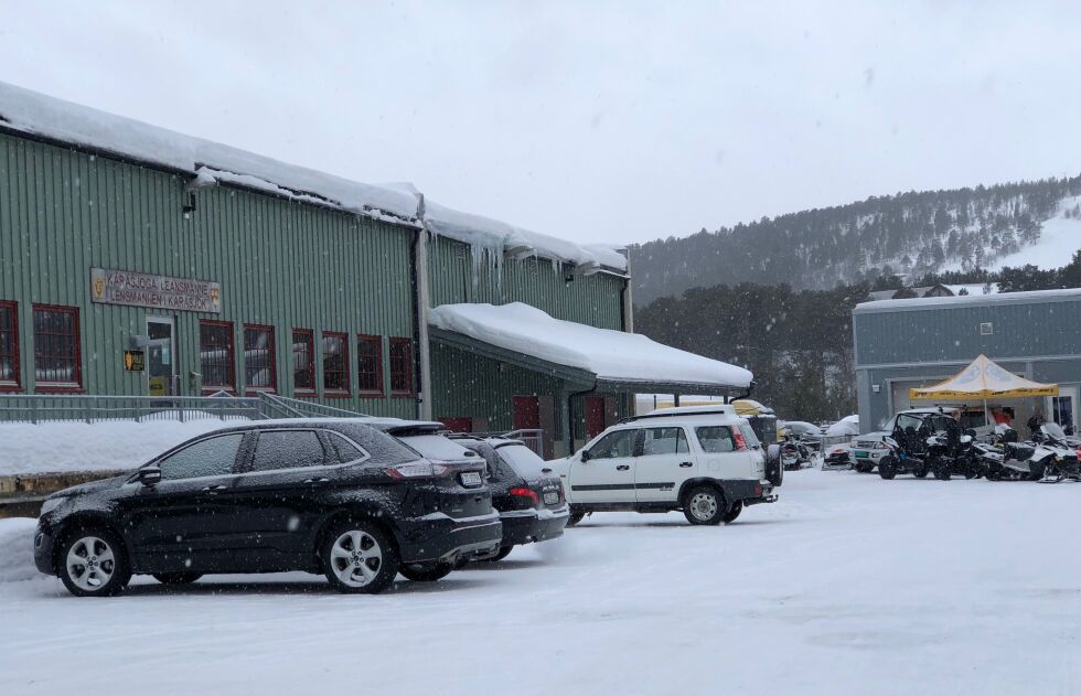 Det er portene for utrykningskjøretøyene i bakgrunnen som blokkeres av parkerte biler. Nå risikerer sjåførene parkeringsgebyrer.
 Foto: Stein Torger Svala