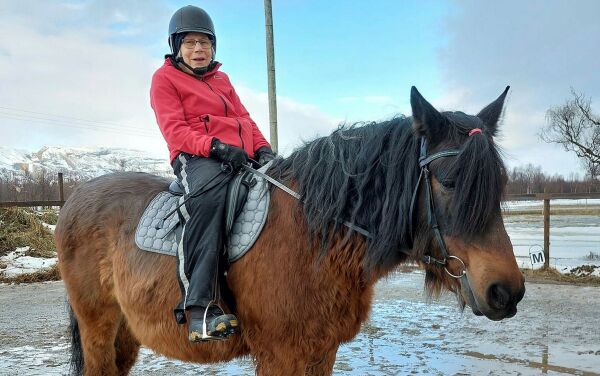 Åse (85) rir for helse og glede