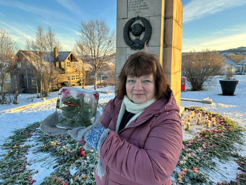 Olga Smirnova ble skikkelig lei seg da hun fikk vite at isrosene var sparket bort, og lurer på hva som får folk til å gjøre slikt hærverk på et minnesmerke.
 Foto: Hallgeir Henriksen