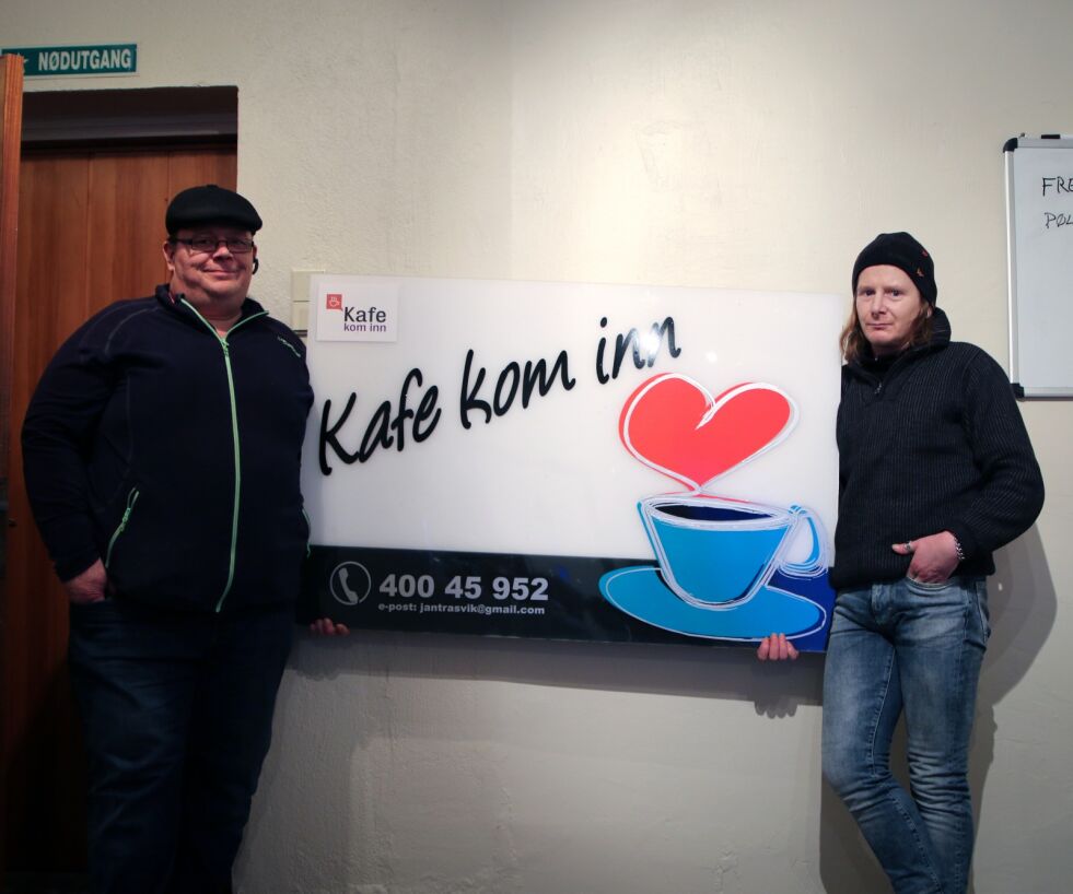 Jan Tore Rasvik (til venstre) og Clas Andersen jobber begge som frivillige ved Kafé Kom Inn, en rusfri møteplass for tidligere rusmisbrukere, pårørende og venner.
 Foto: Silje L Kvammen