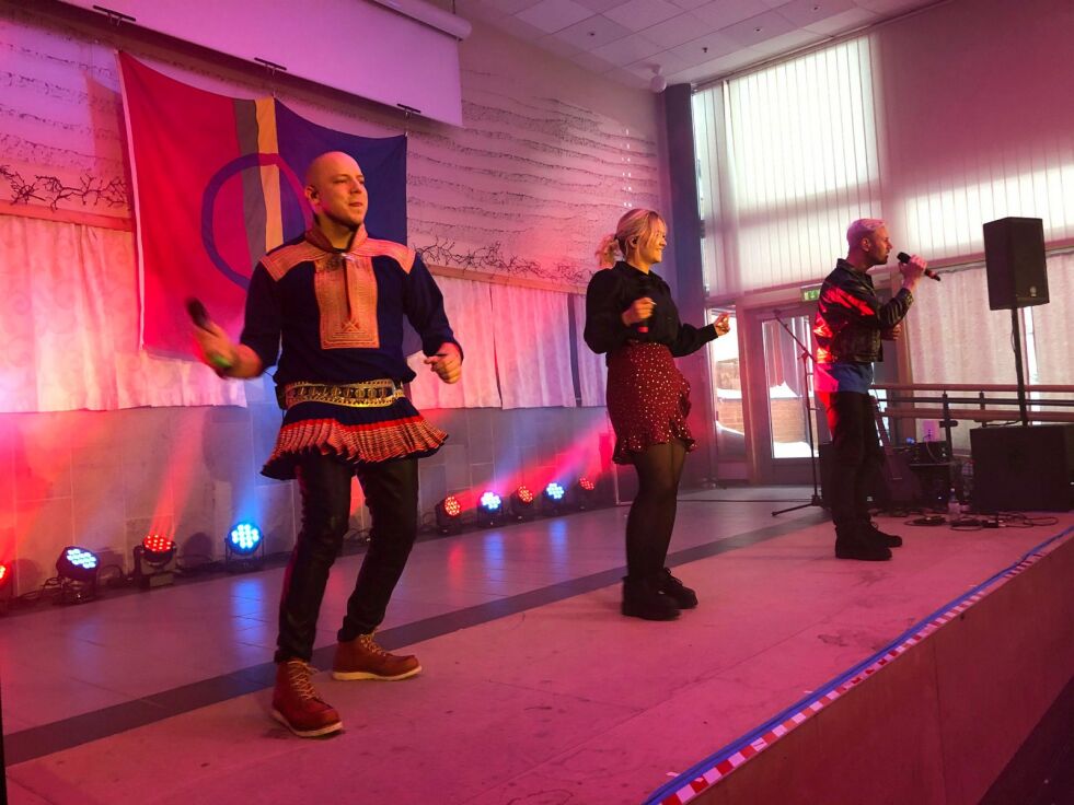 KEiino, med Fred Buljo, Alexandra Rotan og Tom Hugo ble en fantastisk start på samefolkets dag på Hesseng, der Kirkenes videregående skole ligger.