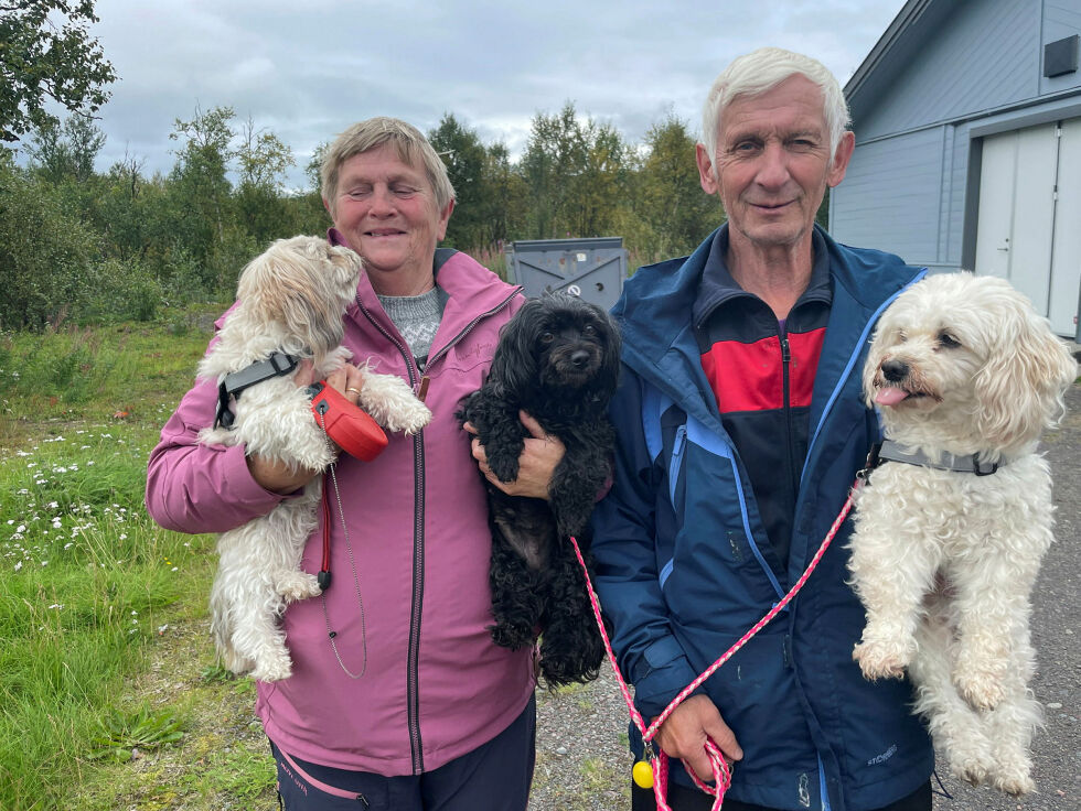 Reidun og Jostein Ananiassen med Sara, Kira og Jessie. De tre hundene stortrives sammen i sin lille flokk.
 Foto: Birgitte Wisur Olsen