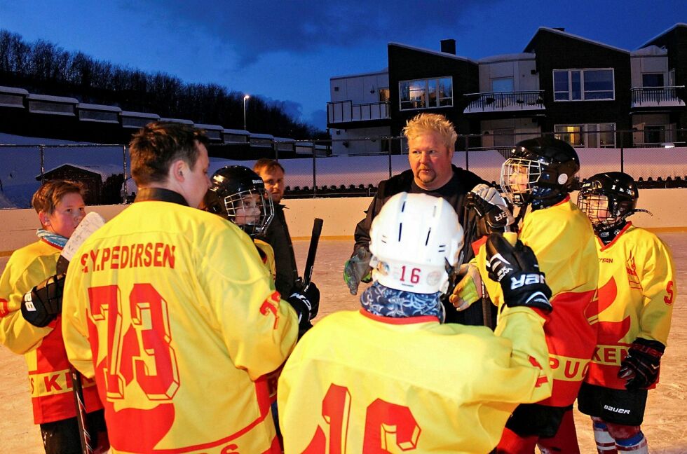 Leder i Kirkenes Puckers, William Sjøstrand (bak) ble svært overraska da han fikk nyheten om at klubben er nominert til Nobels fredspris, men synes det er svært gledelig, sjøl om han er sikker på at de ikke får prisen. Arkivfoto: Silje Kvammen