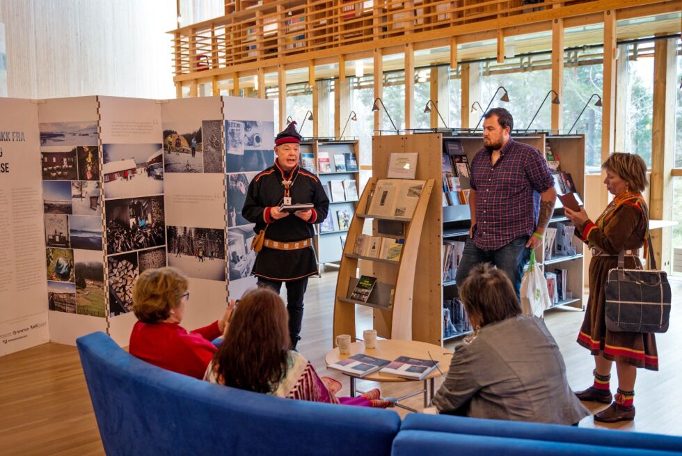 Henrik Olsen åpnet onsdag fotoutstillingen om demens på Sametinget.
 Foto: Frøydis F. Urbye