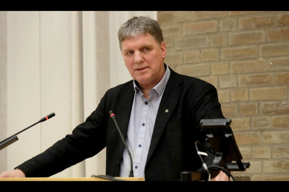 Geir A. Iversen (Sp) ber ministeren ta tak. (Foto: Bjørn Hildonen)