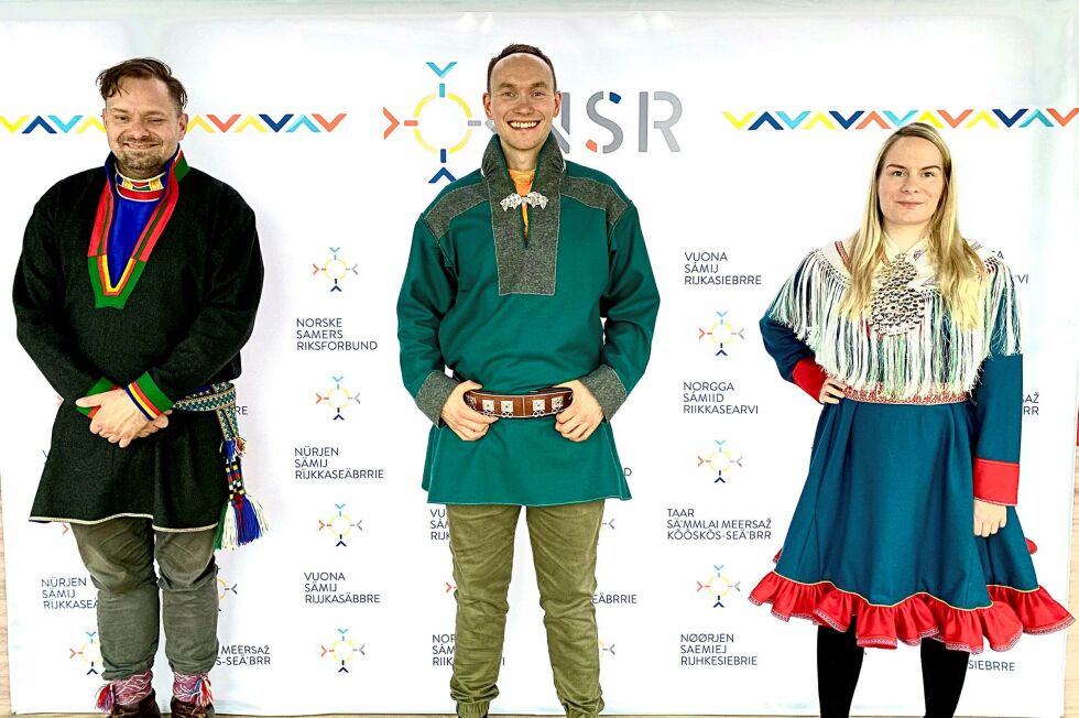 På veggen bak NSRs ledertrio står organisasjonens navn på seks samiske språk og norsk. Fra venstre nestleder Vidar Andersen, leder Runar Sammol Myrnes Balto og nestleder Saia Marilena Stueng.
 Foto: NSR