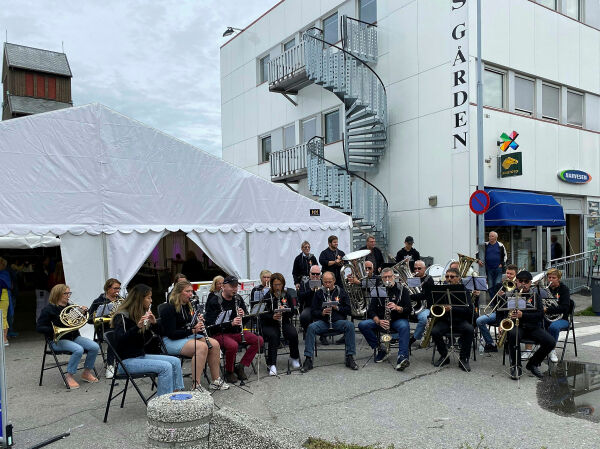 Fengende hornmusikk og krom