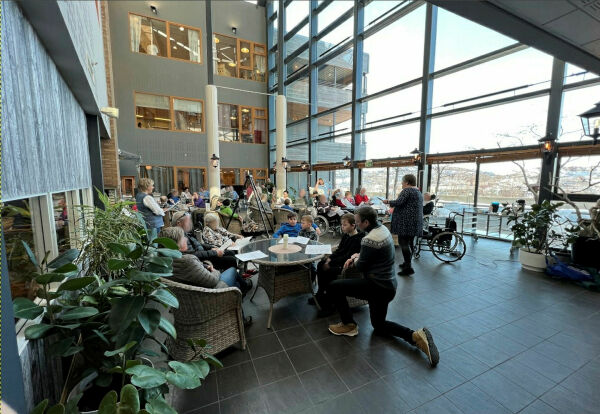 Elevene spredte glede med sang