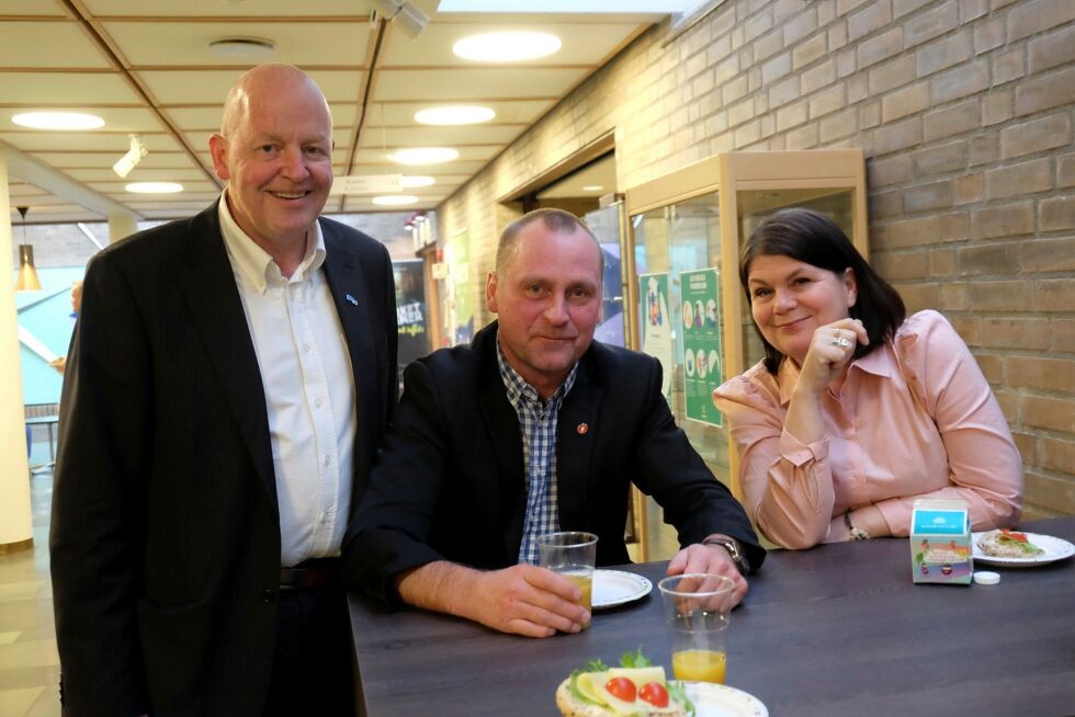 Høyres Kristen Albert Ellingsen (til venstre) fra Alta, her sammen med FrPs Ronny Berg og Venstres Trine Noodt, også hun fra Alta, håper på en større økonomisk satsing på hybelbygg for videregående elever. 
 Foto: Bjørn Hildonen