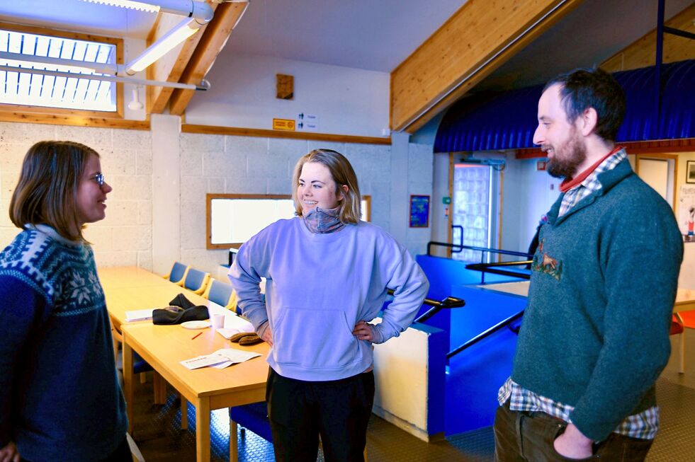 Silje Tøllefsen og Pierre Fagard var superfornøyde med filmfesten i Tana, og passet på å gi Ulrikke Ryen Haakonsen (i midten) fra arrangørene Folkeakademiet ros.
 Foto: Birgitte Wisur Olsen