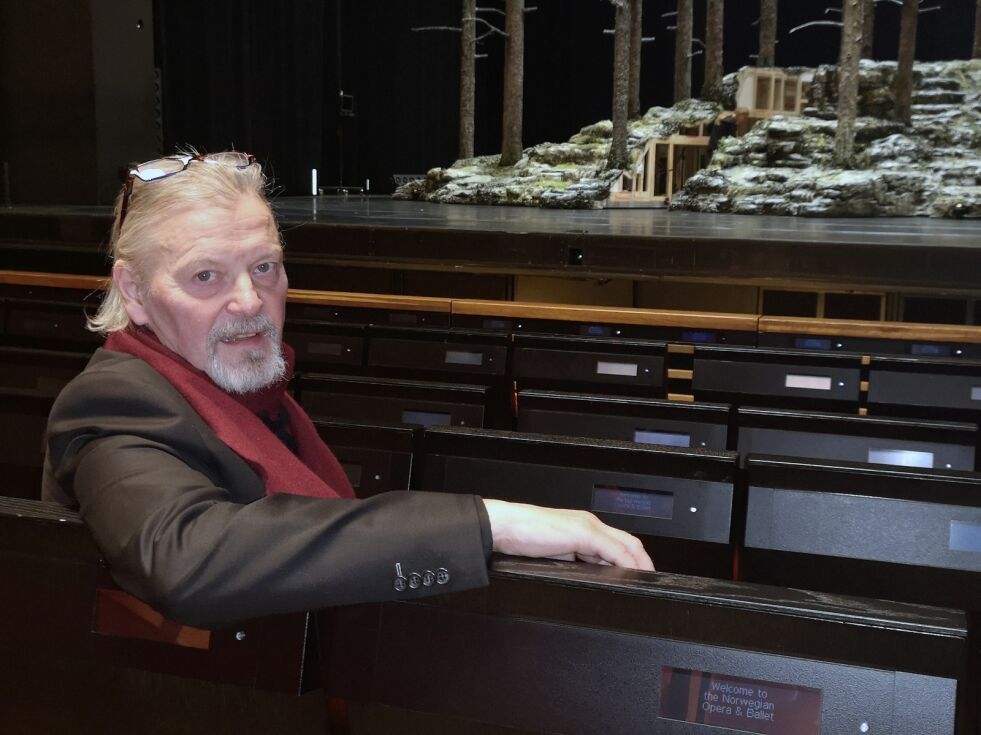 INN I STORSALEN:  1.400 sitteplasser tar den store salen i Operaen. Dermed har teatersjef Rolf Degerlund og Beaivváš fått en sal som er langt større enn de vanlig spiller i. – Vi må tørre å søke de store scenene, sier teatersjefen.
 Foto: Erik Brenli