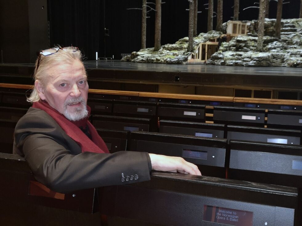 INN I STORSALEN:  1.400 sitteplasser tar den store salen i Operaen. Dermed har teatersjef Rolf Degerlund og Beaivváš fått en sal som er langt større enn de vanlig spiller i. – Vi må tørre å søke de store scenene, sier teatersjefen.
 Foto: Erik Brenli