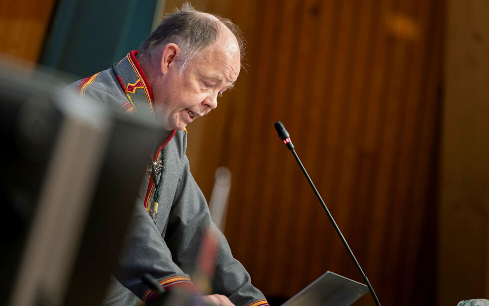 Sametingsrepresentant Henrik Olsen (NSR) legger frem ny merkesak.
 Foto: Cecilie Bergan Stuedal