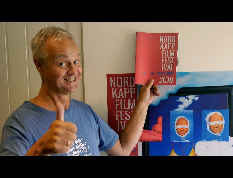 Torsdag åpner Nordkapp Filmfestival. Tore Fosse lover en festival med masse spennende innhold og håper på godt oppmøte. I år, som tidligere, består festivalplakaten av et bilde laget av Honningsvåg-maleren Bjarne Holst.
 Foto: Geir Johansen